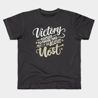 Victory comes to those who believe in it the most and believe in it the longest. Kids T-Shirt